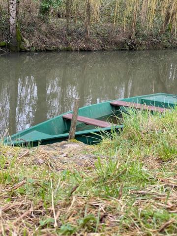 Une Maraichine En Bord De Conche Avec Barque Sans Linge De Maison Arcais Ngoại thất bức ảnh